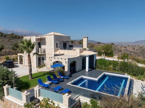 Property building, Day, Natural landscape, Bird's eye view, Mountain view, Pool view, Swimming pool, sunbed