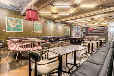 Restaurant/places to eat, Seating area