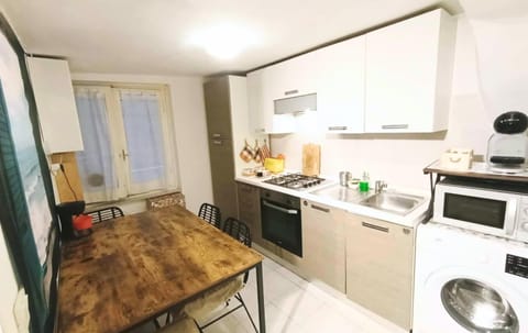 Coffee/tea facilities, Kitchen or kitchenette, Dining area, oven, stove, toaster, kitchen