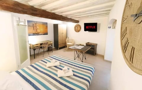 Bed, Children play ground, Game Room, TV and multimedia, Photo of the whole room, Decorative detail, Seating area, Bedroom, internet, towels, wardrobe