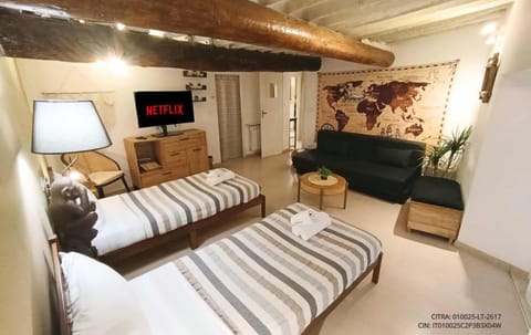 Communal lounge/ TV room, Bed, TV and multimedia, Living room, Decorative detail, Seating area, Bedroom, internet, towels