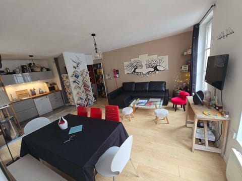 Bed, TV and multimedia, Living room
