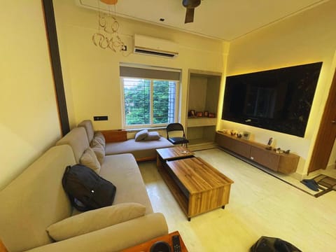Communal lounge/ TV room, TV and multimedia, Living room, Seating area, Evening entertainment, air conditioner