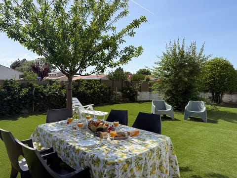 Day, Garden, Dining area, Garden view