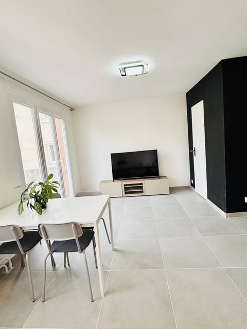 Sceaux apartment 11 km from Louvre Museum Apartment in Île-de-France