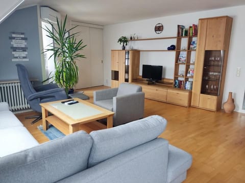 Communal lounge/ TV room, TV and multimedia, Living room, Seating area, Evening entertainment