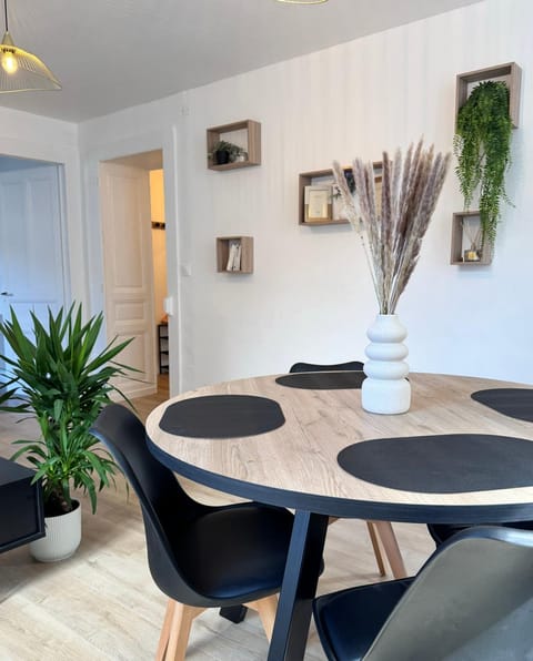 Seating area, Dining area