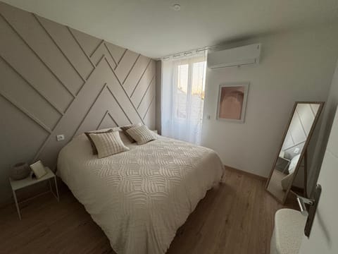 Photo of the whole room, Bedroom, air conditioner