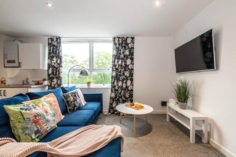 Communal lounge/ TV room, TV and multimedia, Living room, Seating area, Evening entertainment