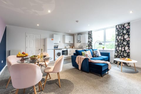 Kitchen or kitchenette, Living room, Food and drinks, Seating area, Dining area, Food, oven, pet friendly, stove