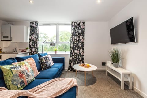 Communal lounge/ TV room, TV and multimedia, Living room, Seating area, Evening entertainment