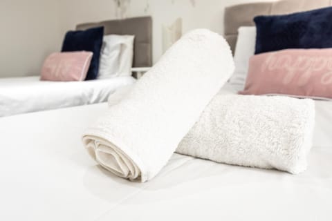 Bed, Photo of the whole room, Bedroom, towels