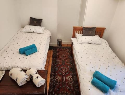 BEE GENTLE BEE KIND BEE HAPPY rooms Bed and Breakfast in Glastonbury