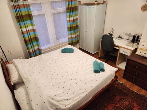 BEE GENTLE BEE KIND BEE HAPPY rooms Bed and Breakfast in Glastonbury