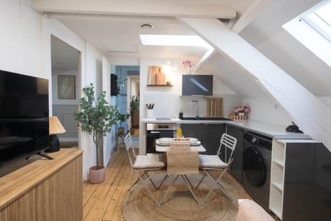 Comfort and Video Projector Close to Downtown Apartment in Tours