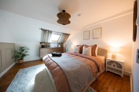 Comfort and Video Projector Close to Downtown Apartment in Tours