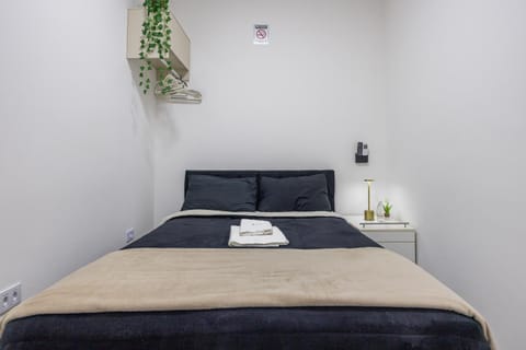 Bed, Photo of the whole room, towels