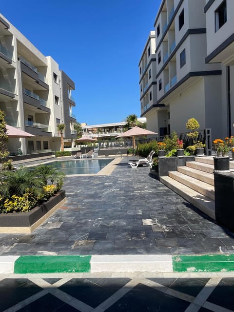 Property building, Day, Neighbourhood, Pool view, Street view, Swimming pool, Location