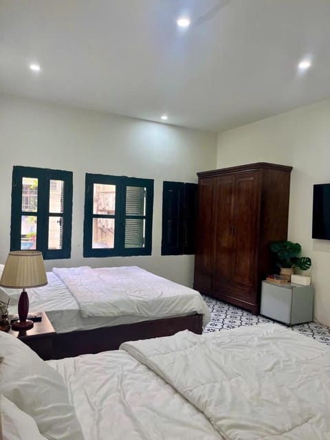 Bed, TV and multimedia, Bedroom