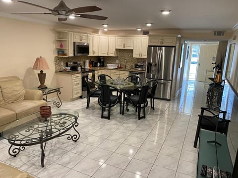 Super nice 3 bedroom 2 bathroom apartment Apartment in Deerfield Beach