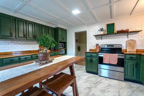 Kitchen or kitchenette, Dining area, dishwasher, minibar, oven, pet friendly, stove, toaster