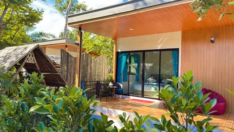 Property building, Patio, Facade/entrance, Natural landscape, Garden, Balcony/Terrace, Garden view, sunbed