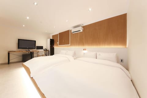 Photo of the whole room, Bedroom