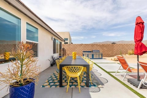 Desert Picasso! Pool, Spa, Games, Mountain Views House in Desert Hot Springs