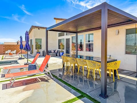 Desert Picasso! Pool, Spa, Games, Mountain Views House in Desert Hot Springs