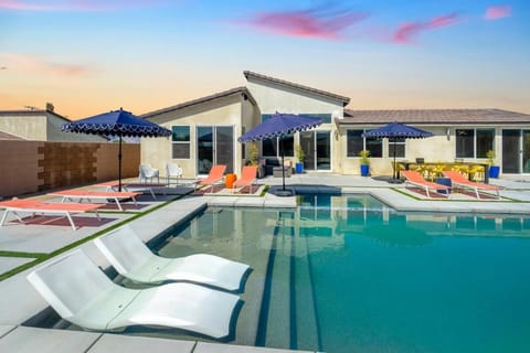 Desert Picasso! Pool, Spa, Games, Mountain Views House in Desert Hot Springs