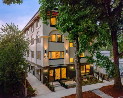 The Adelynn - 5BR Modern Luxury - Central Spot House in Portland