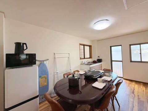 Coffee/tea facilities, Kitchen or kitchenette, Dining area, Food, minibar