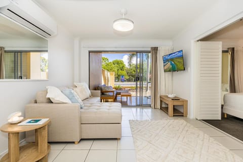 Patio, Day, TV and multimedia, Balcony/Terrace, Living room, Seating area, Dining area, Garden view, Street view, air conditioner