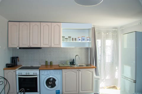 Kitchen or kitchenette, oven, stove, washing machine