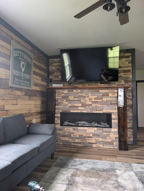 TV and multimedia, Living room, Seating area, Evening entertainment, fireplace