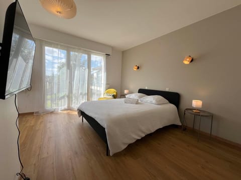 Bed, TV and multimedia, towels