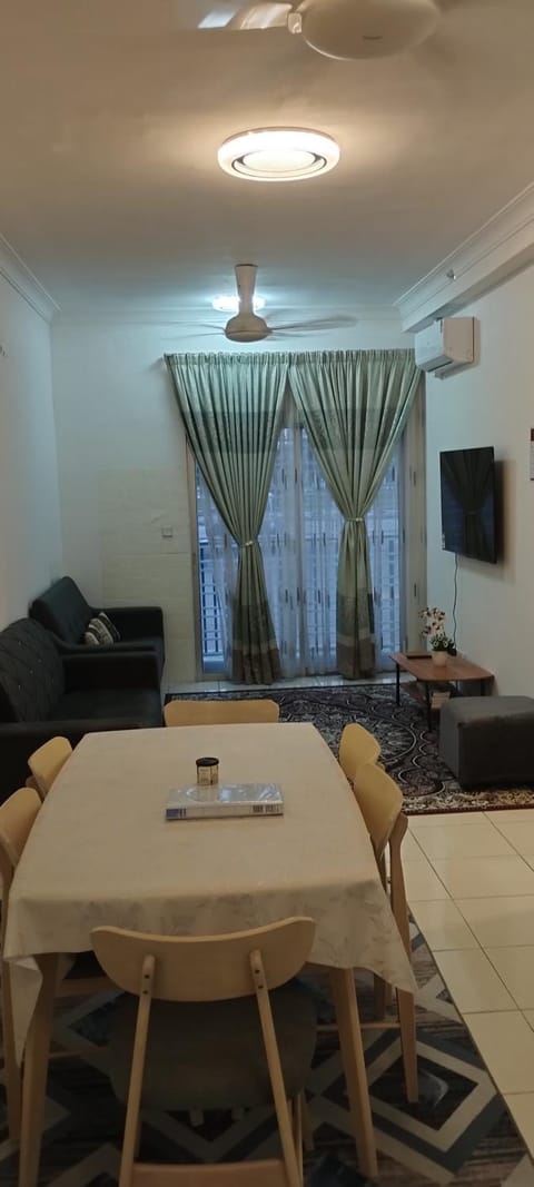 TV and multimedia, Living room, Seating area, Dining area