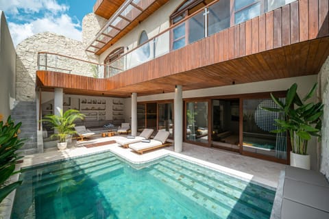 Property building, Balcony/Terrace, Swimming pool, Swimming pool, sunbed