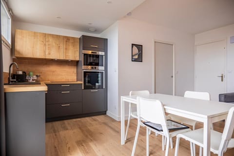 Kitchen or kitchenette, Dining area