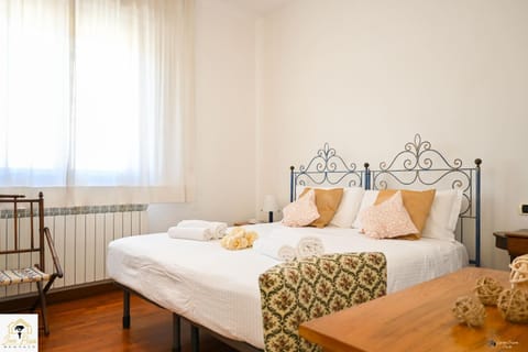 Bed, Photo of the whole room, Bedroom, internet, towels