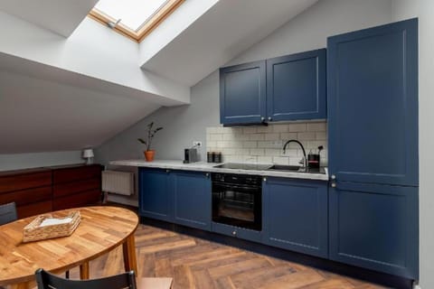 Kitchen or kitchenette, Dining area, dishwasher, minibar, oven, pet friendly, stove