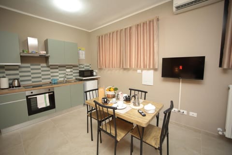 TV and multimedia, Kitchen or kitchenette, Seating area, Dining area, oven, pet friendly, stove, toaster