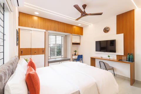 Bed, TV and multimedia, Bedroom