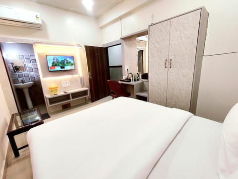 Bed, TV and multimedia, Photo of the whole room, Bedroom, wardrobe