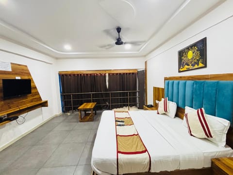 Bed, TV and multimedia, Photo of the whole room, Bedroom