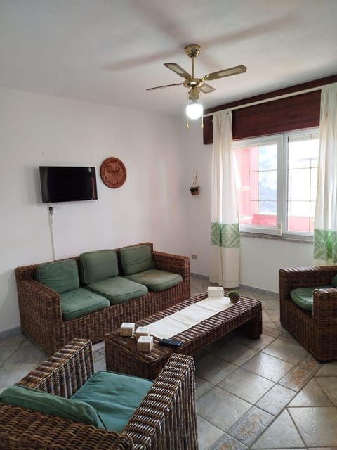 TV and multimedia, Seating area, Evening entertainment, fireplace