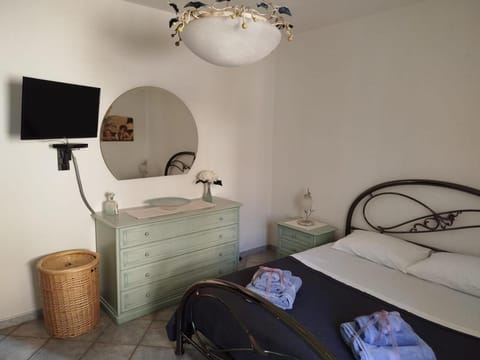 Bed, TV and multimedia, Photo of the whole room, Bedroom, towels