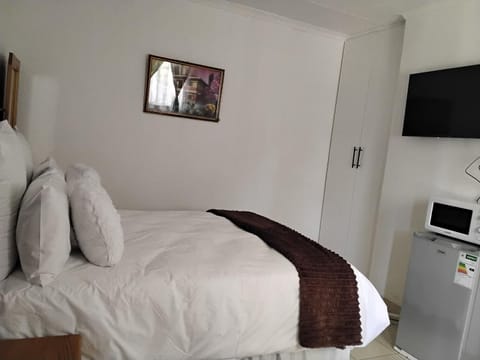 Property building, Bed, Photo of the whole room
