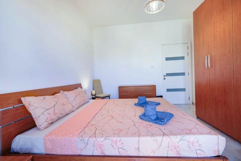 Modernised Top Floor Apartment with Back Balcony - Close to Balluta & Exiles Beach Apartment in Sliema