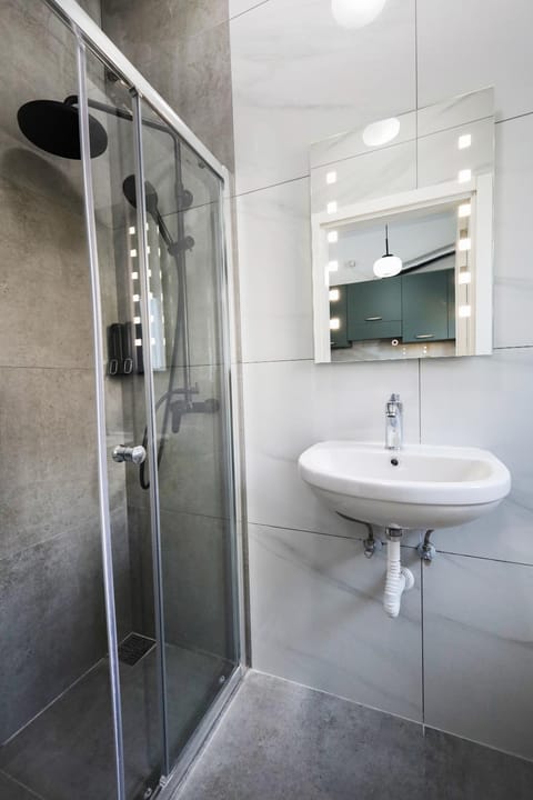 Modernised Top Floor Apartment with Back Balcony - Close to Balluta & Exiles Beach Apartment in Sliema